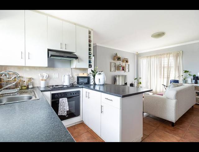 2 BEDROOM APARTMENT FOR SALE IN VREDEKLOOF EAST